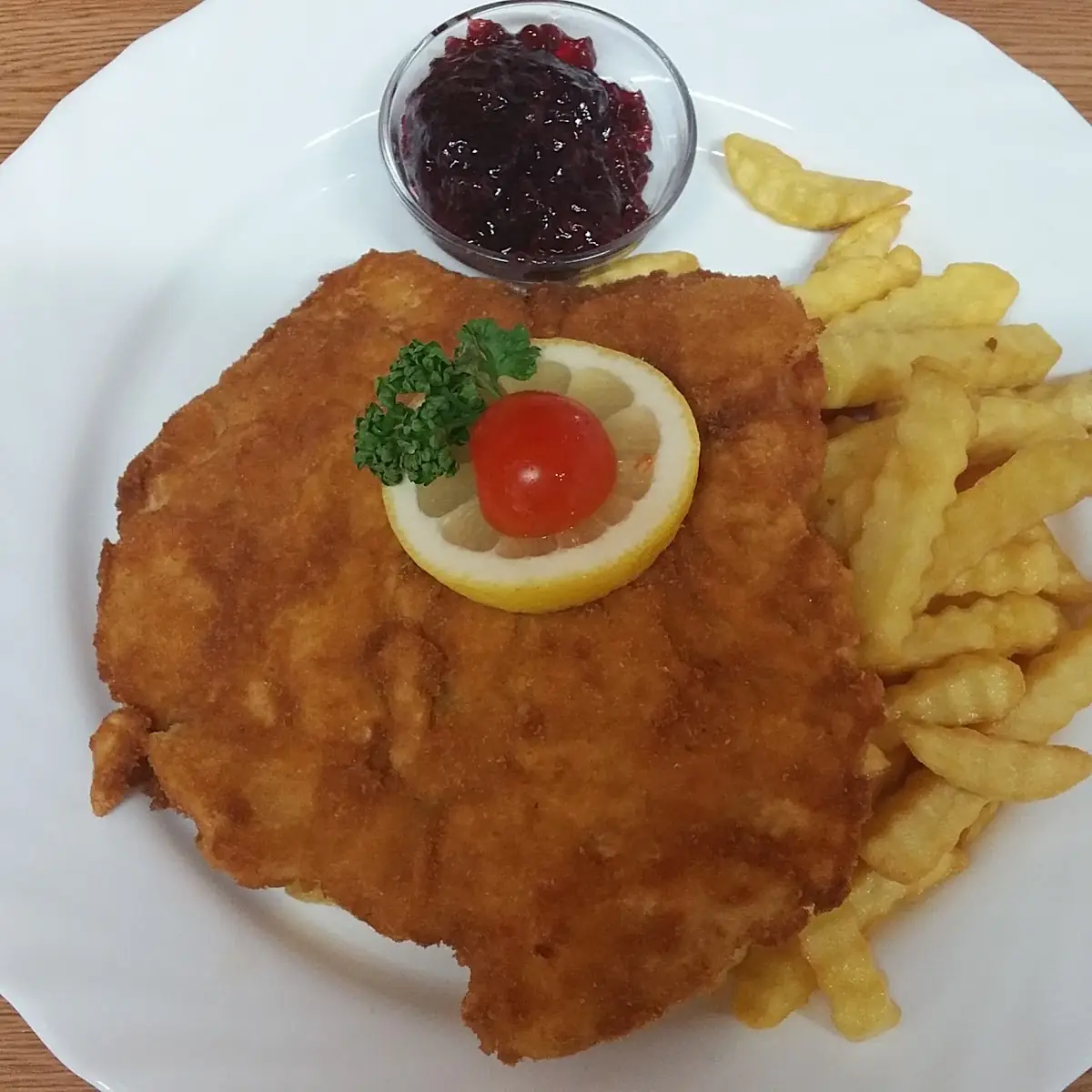 Wiener Schnitzel Mit Pommes Und Preiselbeeren