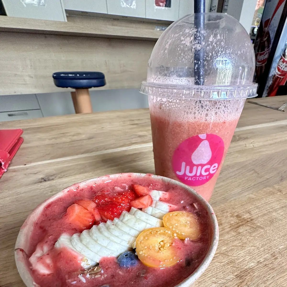 Strawberry Smoothie Bowl And Erdbeere Banana Shake
