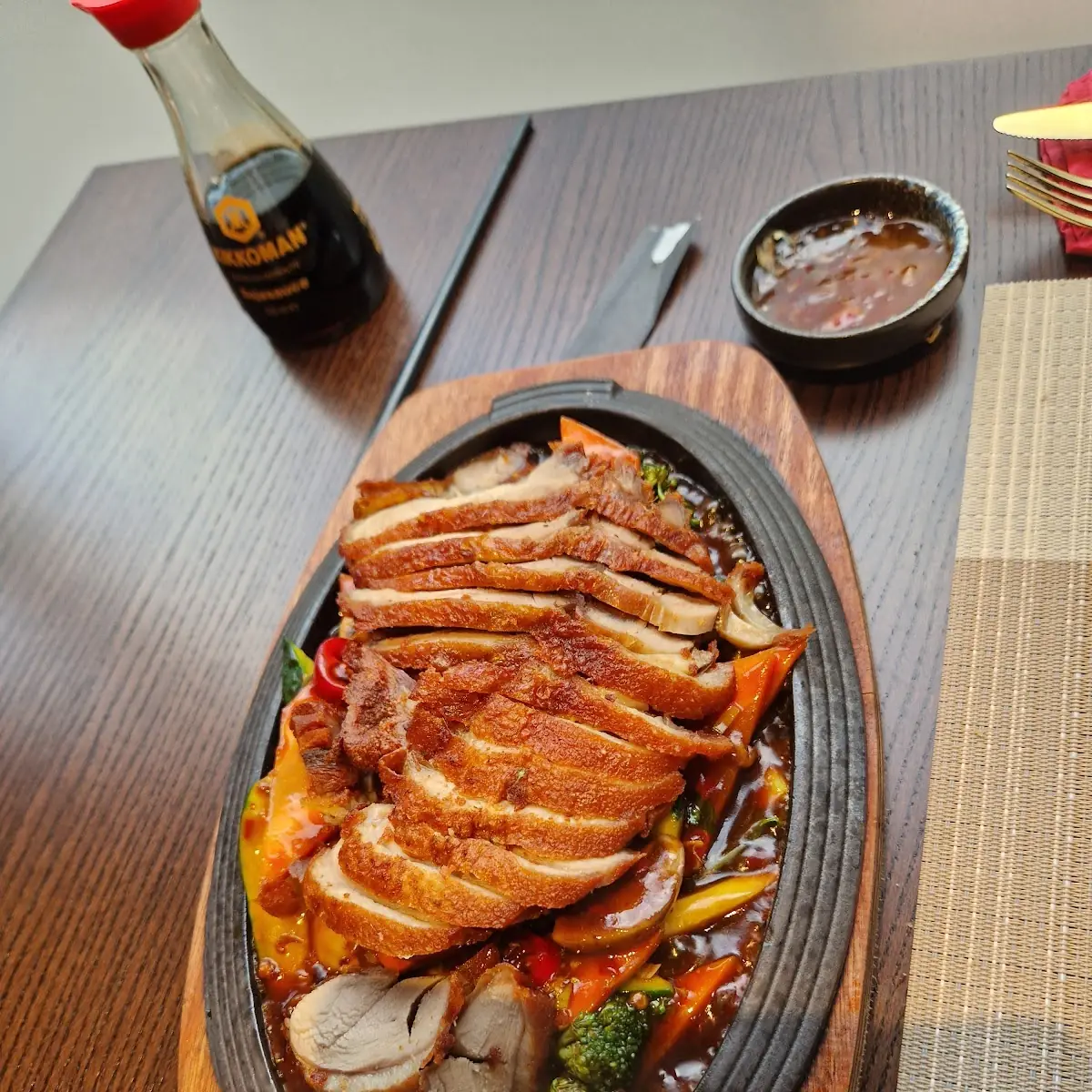 Ente Mit Gemüse Auf Heiße Platte