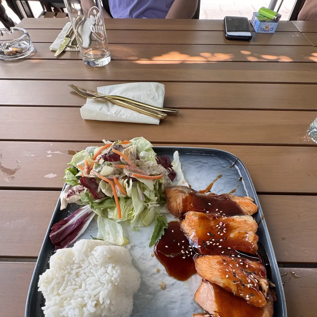 Lachs Mit Reis Und Salat