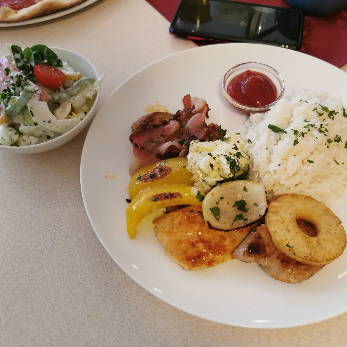 Grillteller Mit Reis Und Salat