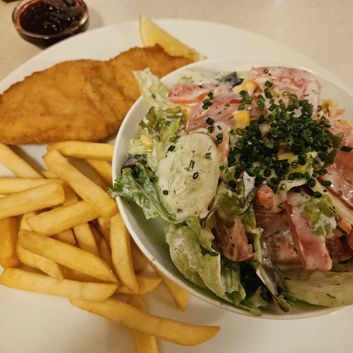 Sałatka Sezonowa Oraz Kotlet Z Frytkami
