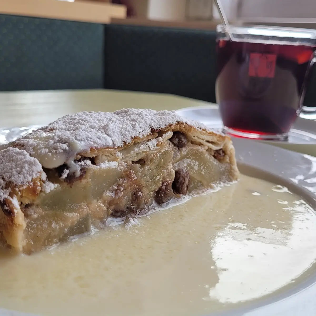 Apfelstrudel Mit Vanillesauce, Panorama Restaurant Schareck