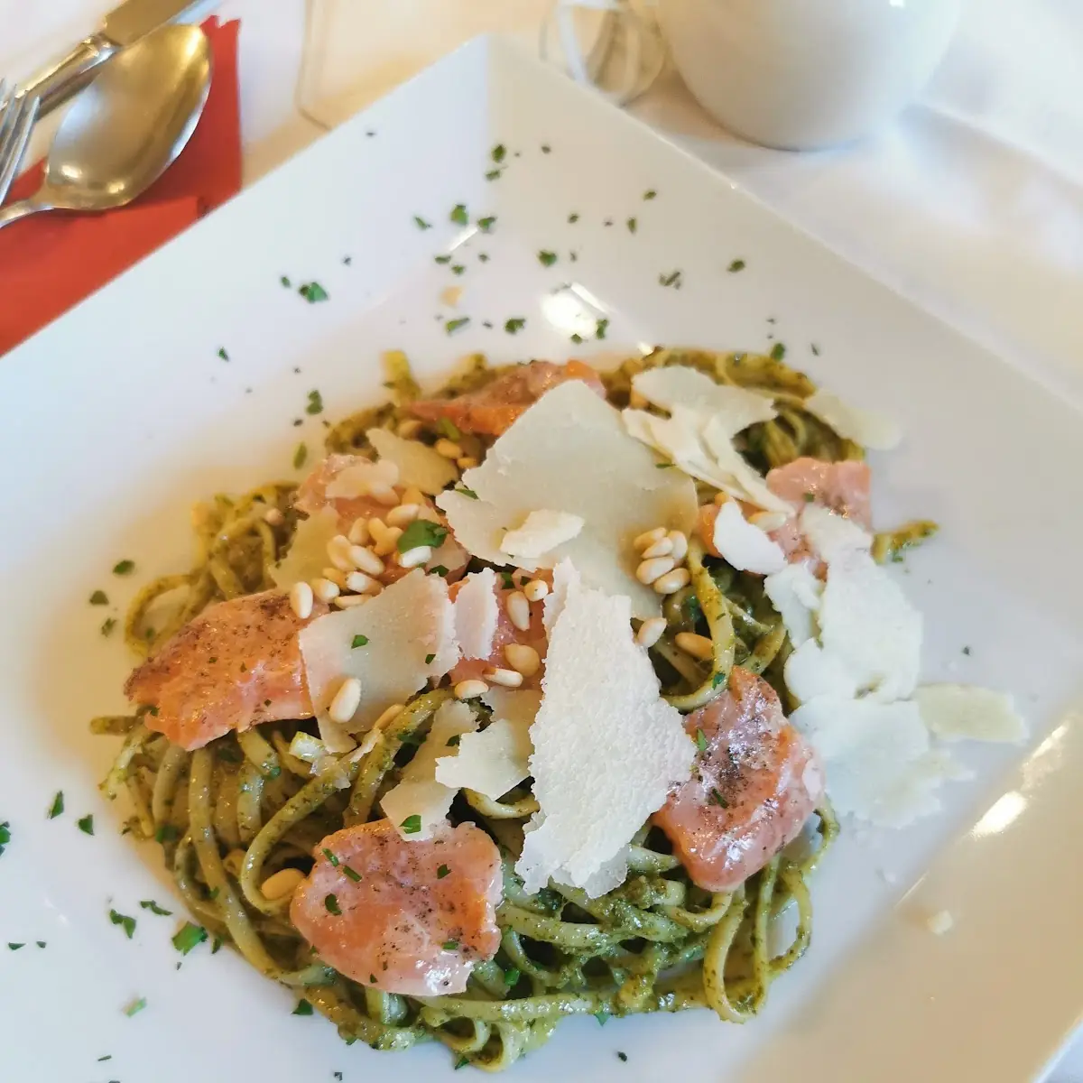 All Pesto E Pinoli Al Salmone
