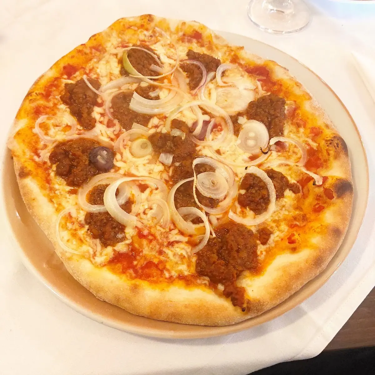 Pizza Bolognese Mit Zwiebel