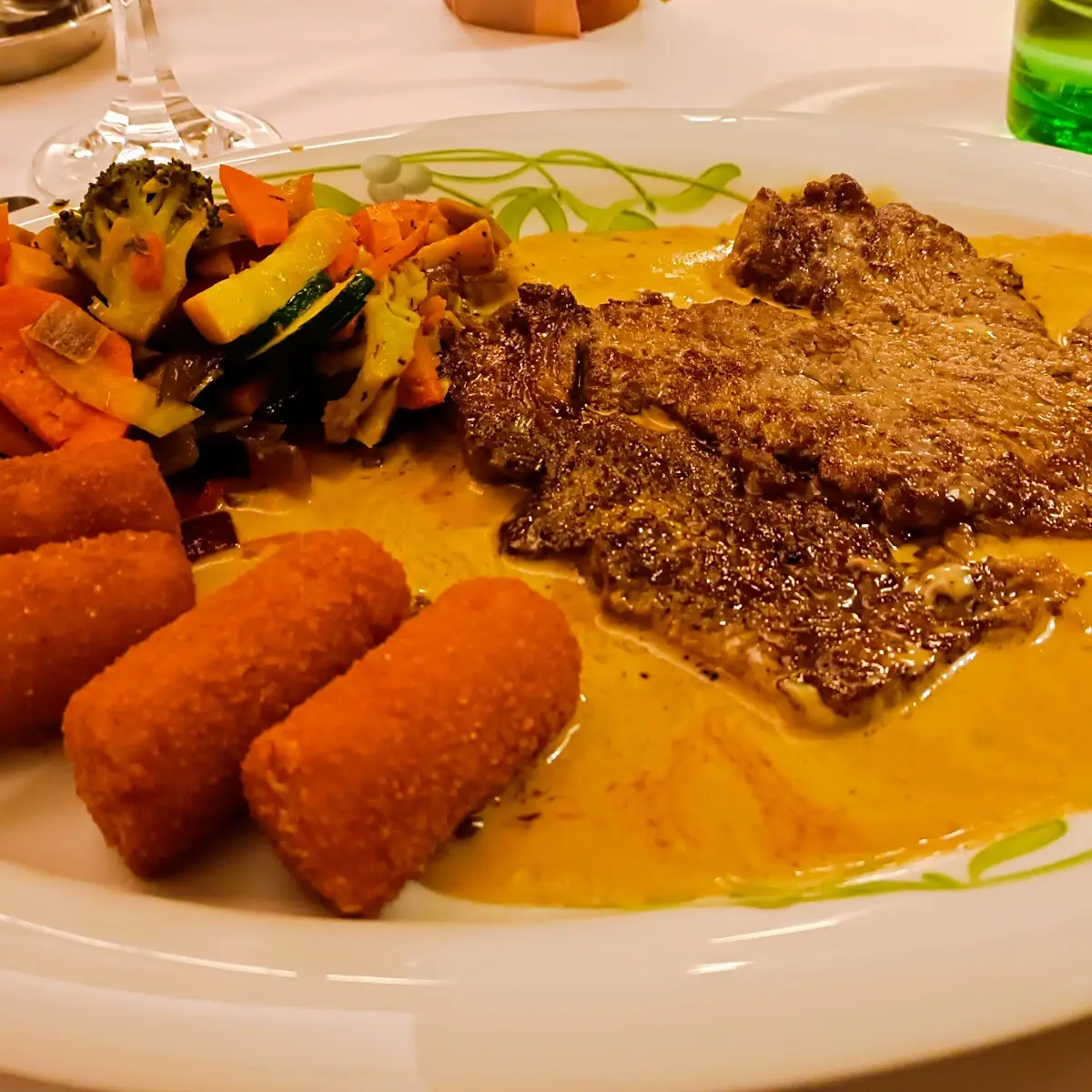 Pfefferrostbraten Mit Gemüse Und Kroketten