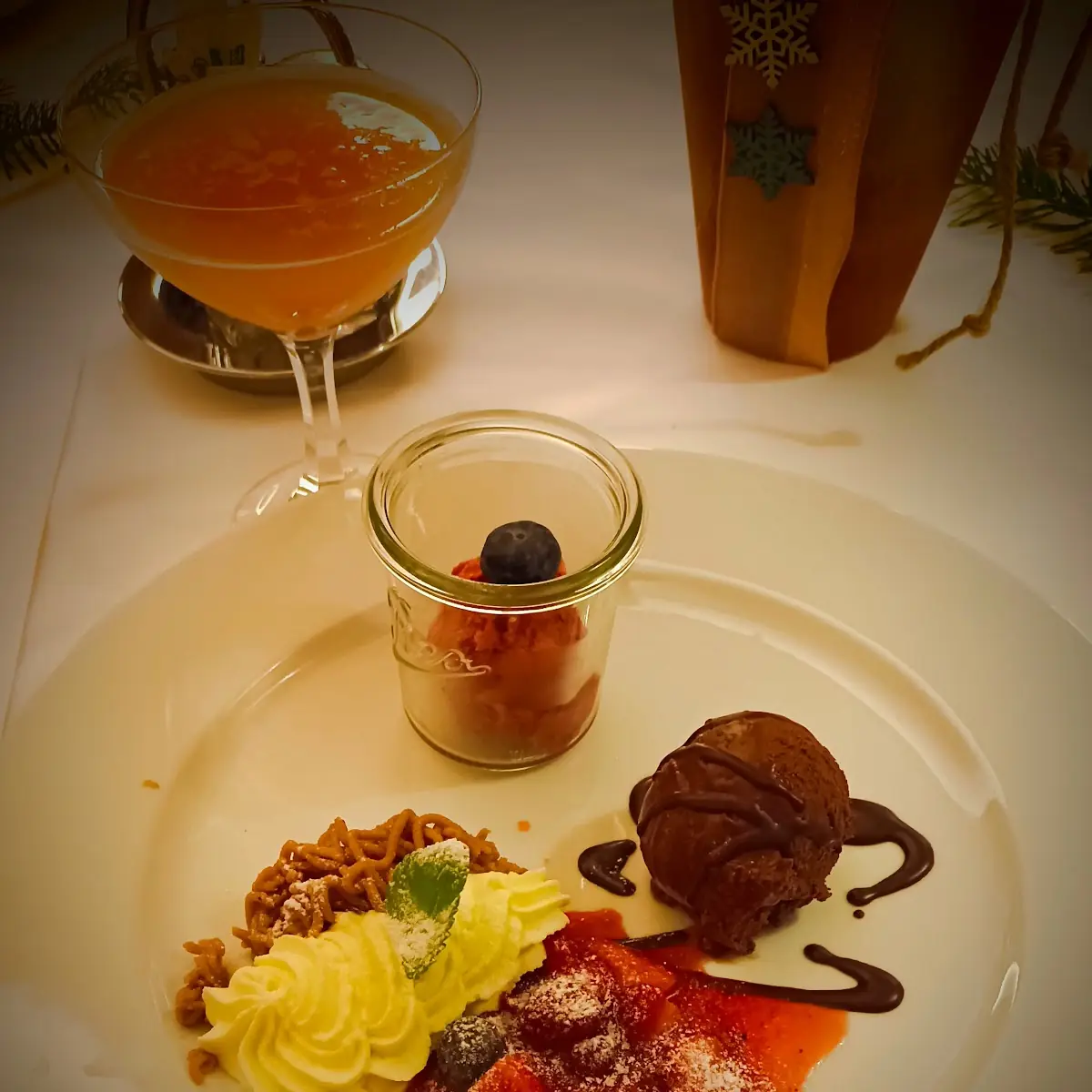 Schokomousse Mit Sorbet-früchten Und Kastanienreis