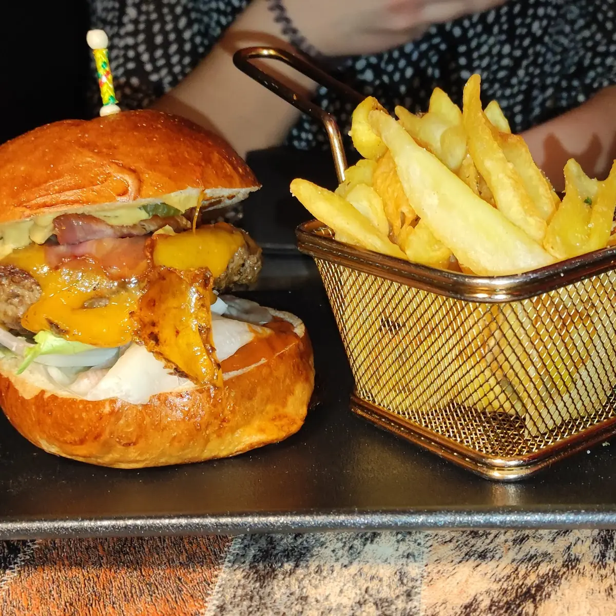 Der Gerät Burger Mit Pommes