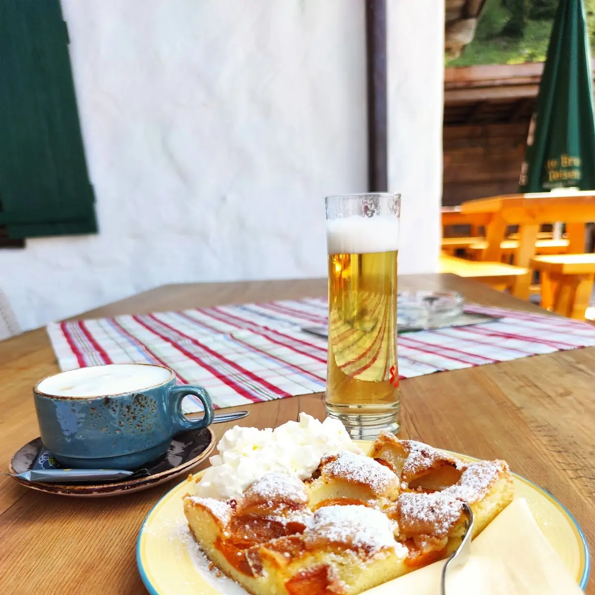 Cappucino Mit Marillenkuchen