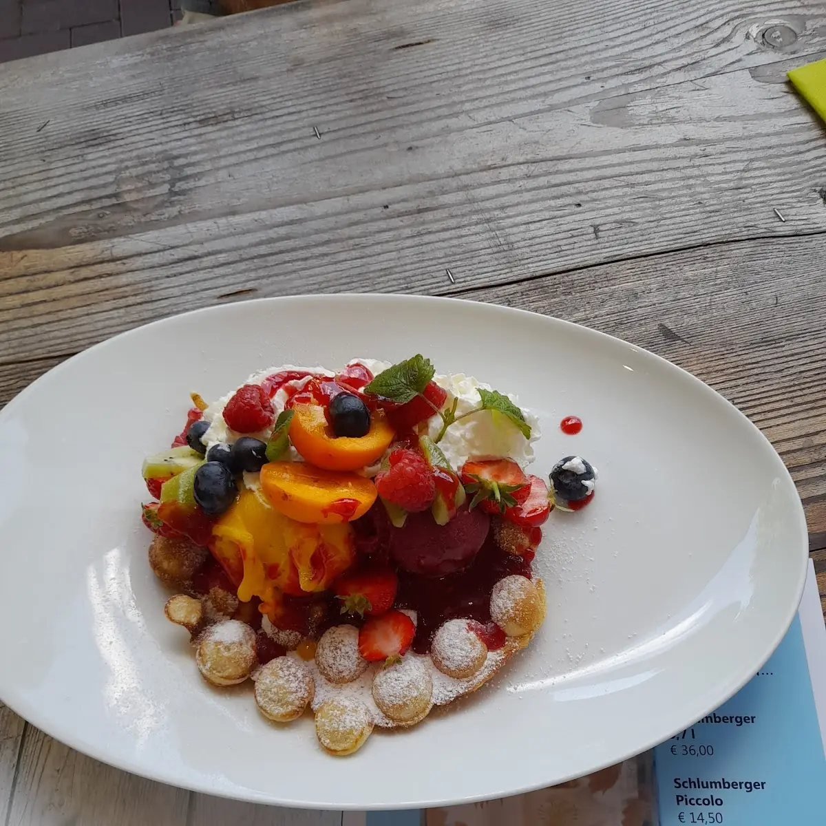 Frische Waffeln Mit Eis Und Früchten