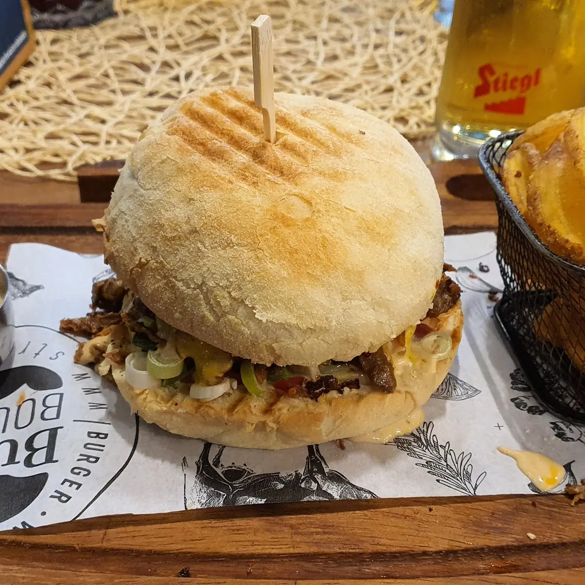 Pulled Beeflike Vegan Burger