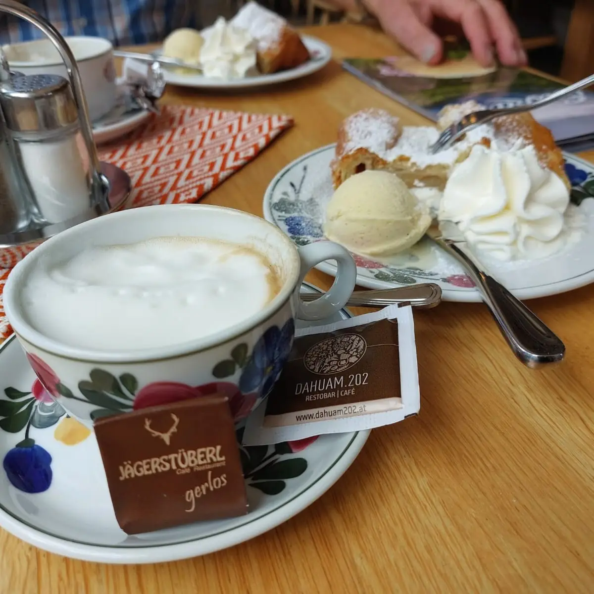 Cappuccino Apfelstrudel Und Eis