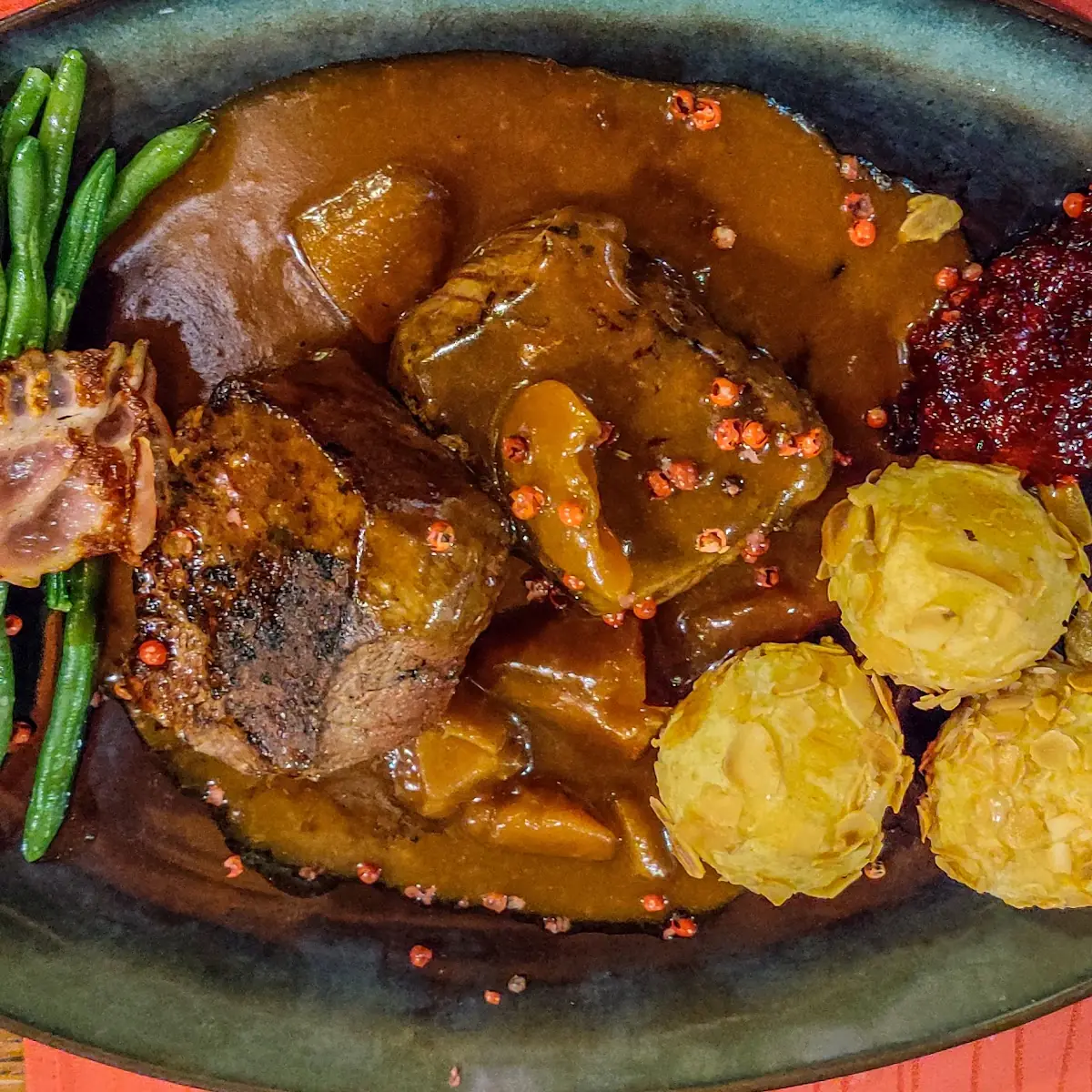 Hirschsteak Mit Kartoffel-mandelknödel Und Strangilan Im Speckmantel Mit Grant'n