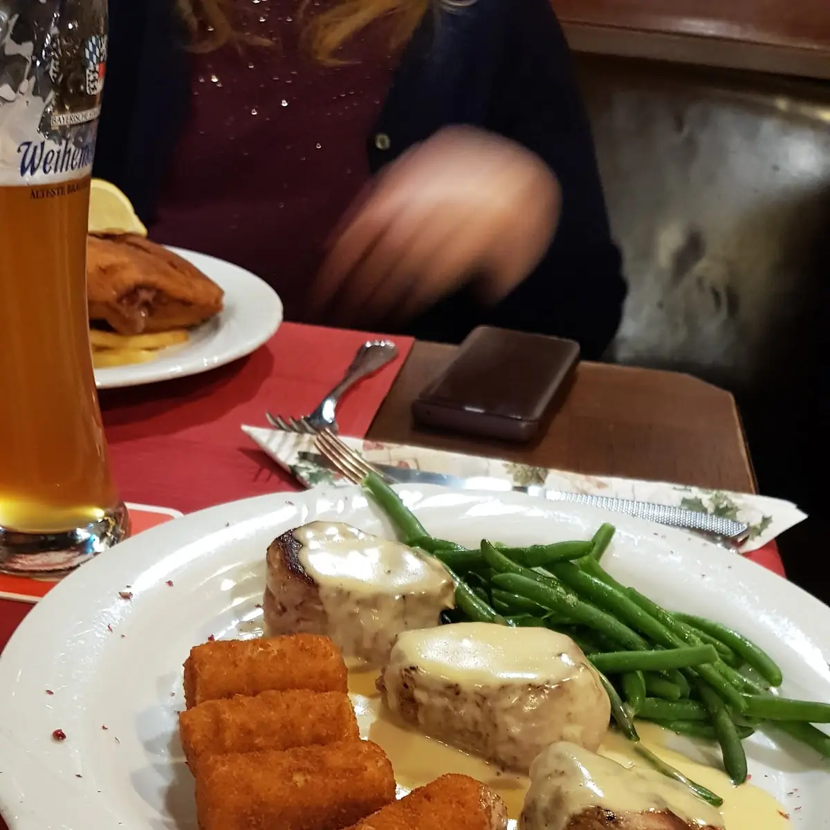 Schweinelendchen Mit Kroketten In Pfefferrahmsauce Und Princessbohnen