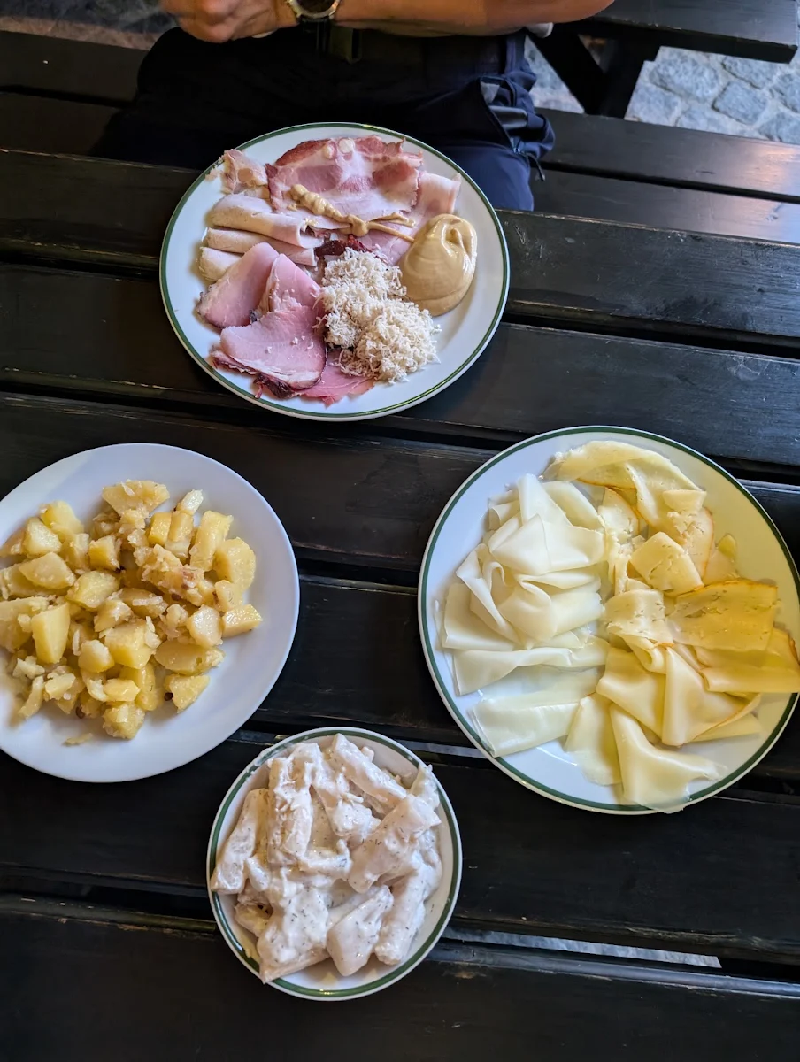 Aufschnitt Erdäpfelschmarren Schwarzwurzelsalat