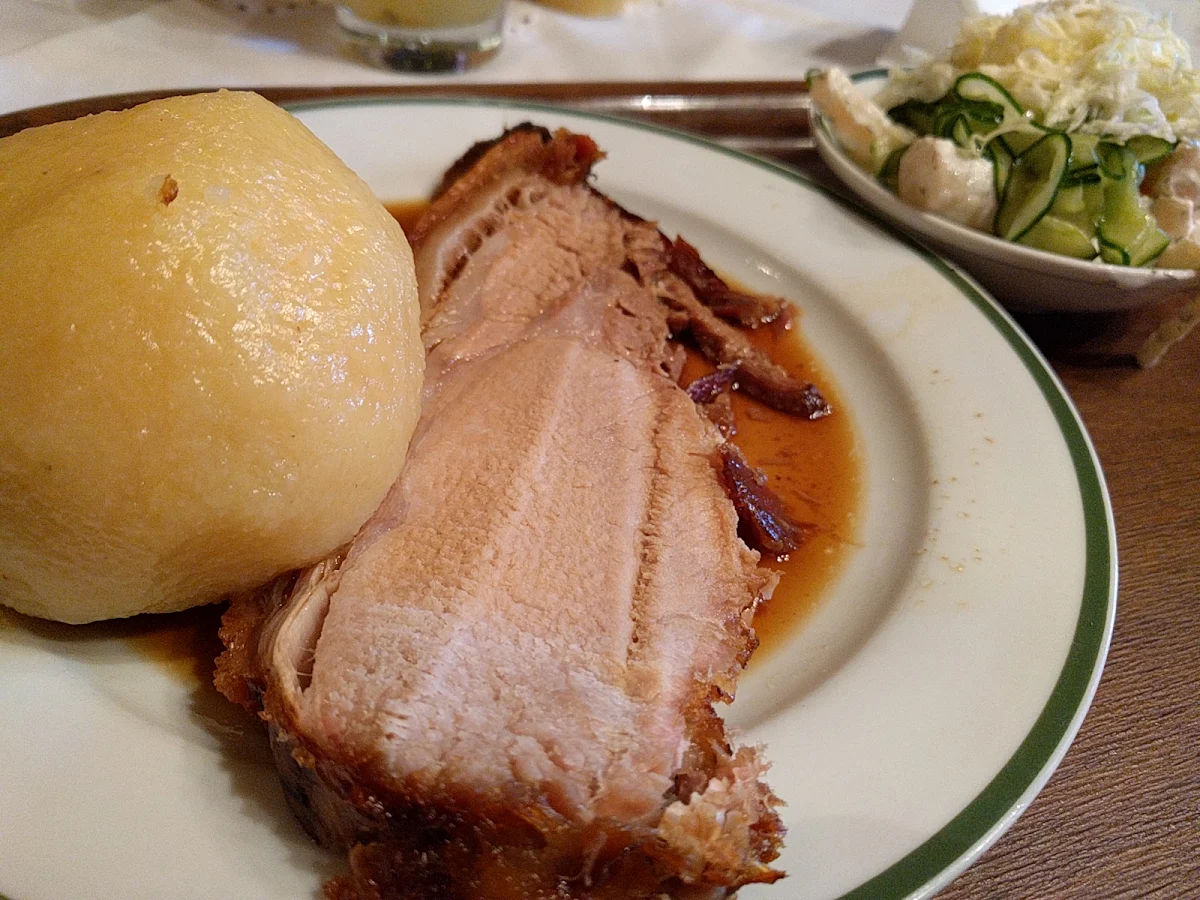 Schweinsbraten Mit Sauerkraut Und Knödel