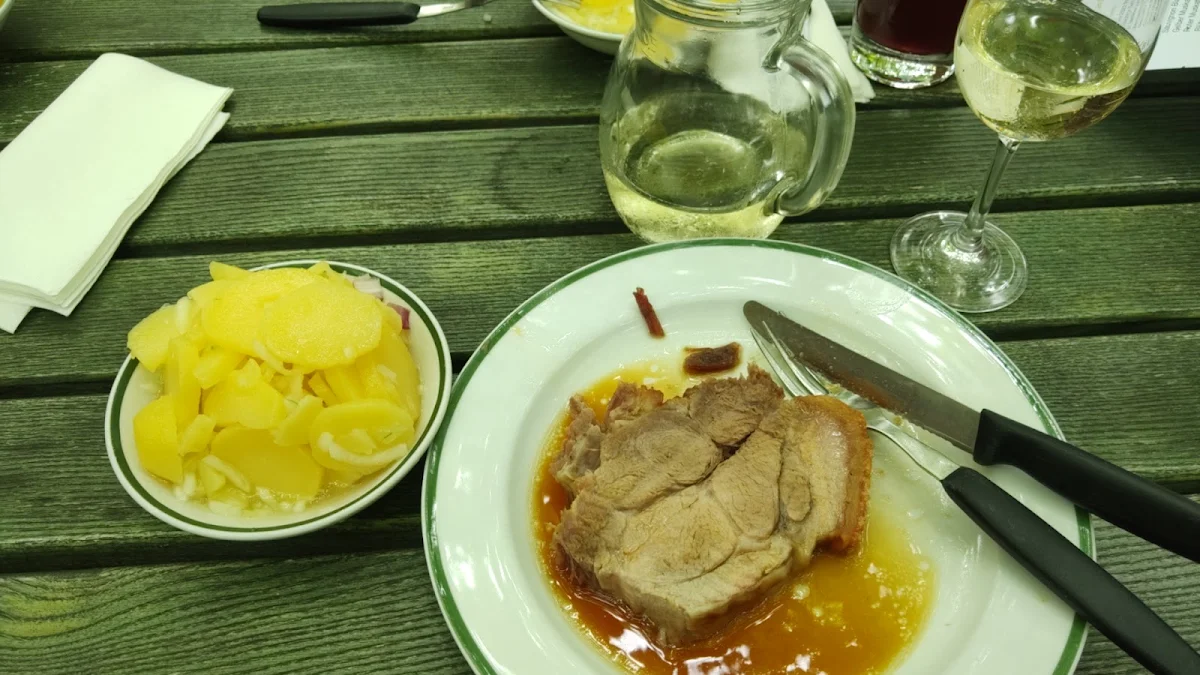 Schweinsbraten Und Kartoffelsalat