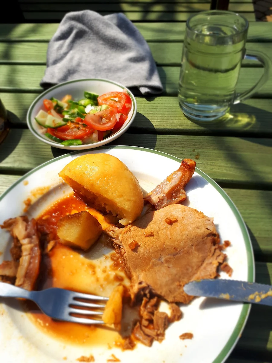 Schweinsbrotn Mit Knädl Und Salot