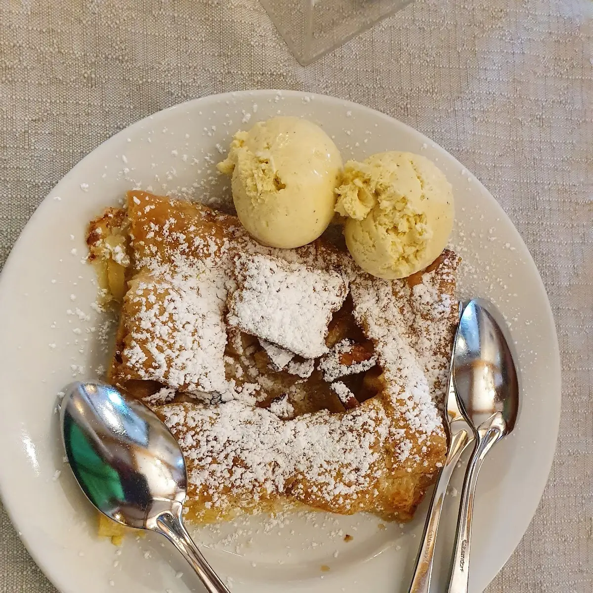 Apfelstrudel Mit Vanilleeis