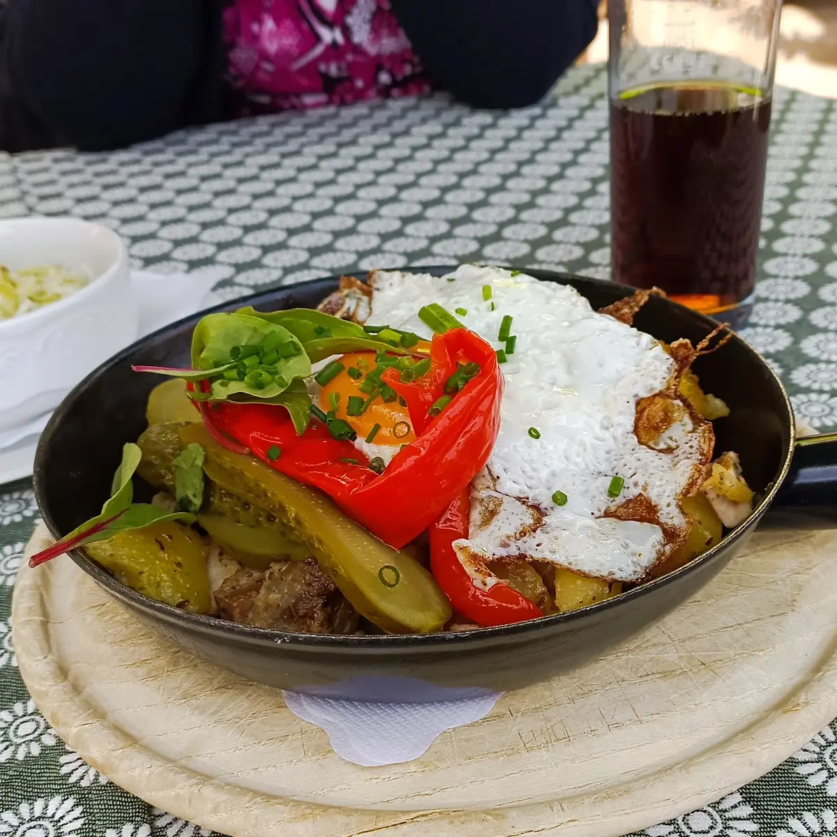 Tiroler Gröstl Mit Spiegelei Und Krautsalat