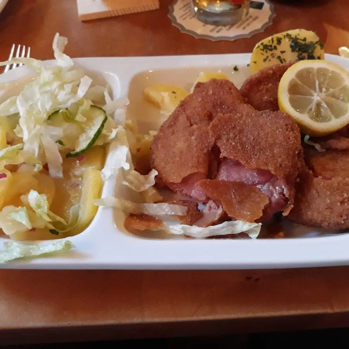 Gebackenes Selchfleisch Mit Gemischten Salat Und Kartoffeln