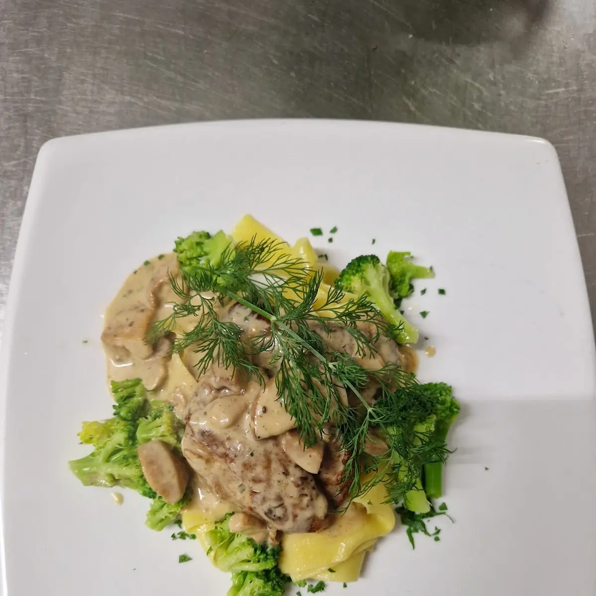 Kalbsfilet An Steinpilzsauce Bandnudeln Broccoli