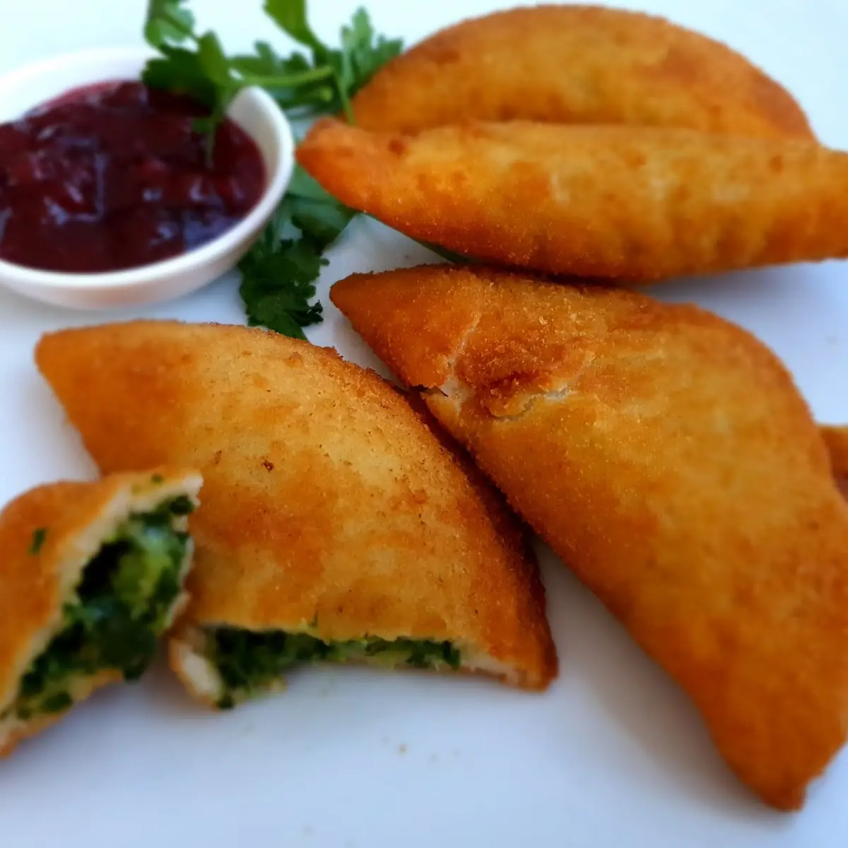 Käse- Spinattascherl Gebacken Mit Salatteller