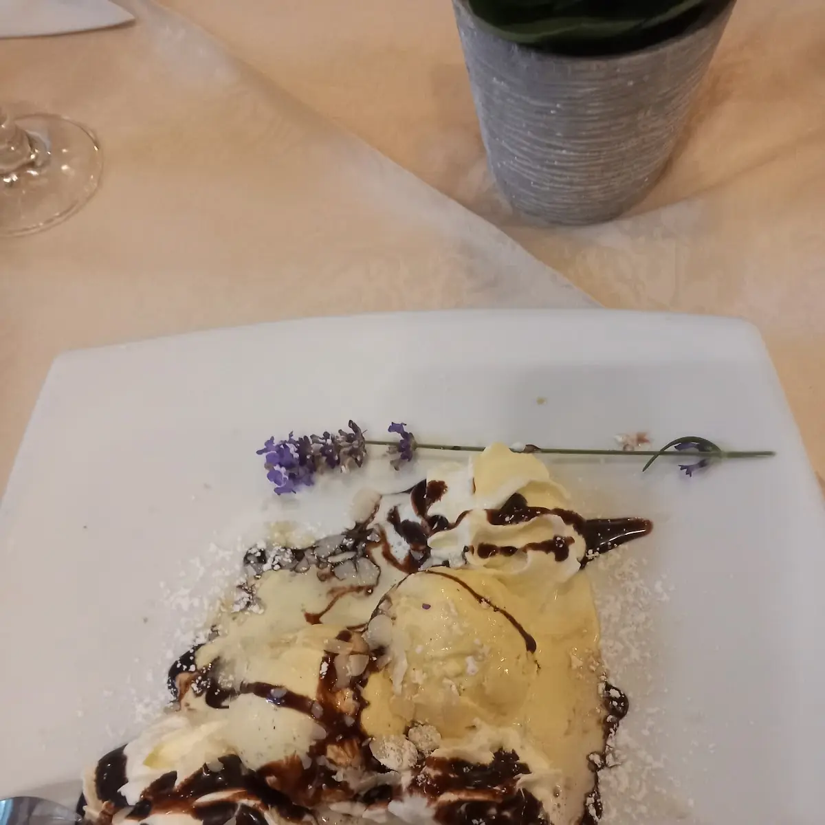 Palatschinken Mit Eis Und Schlag