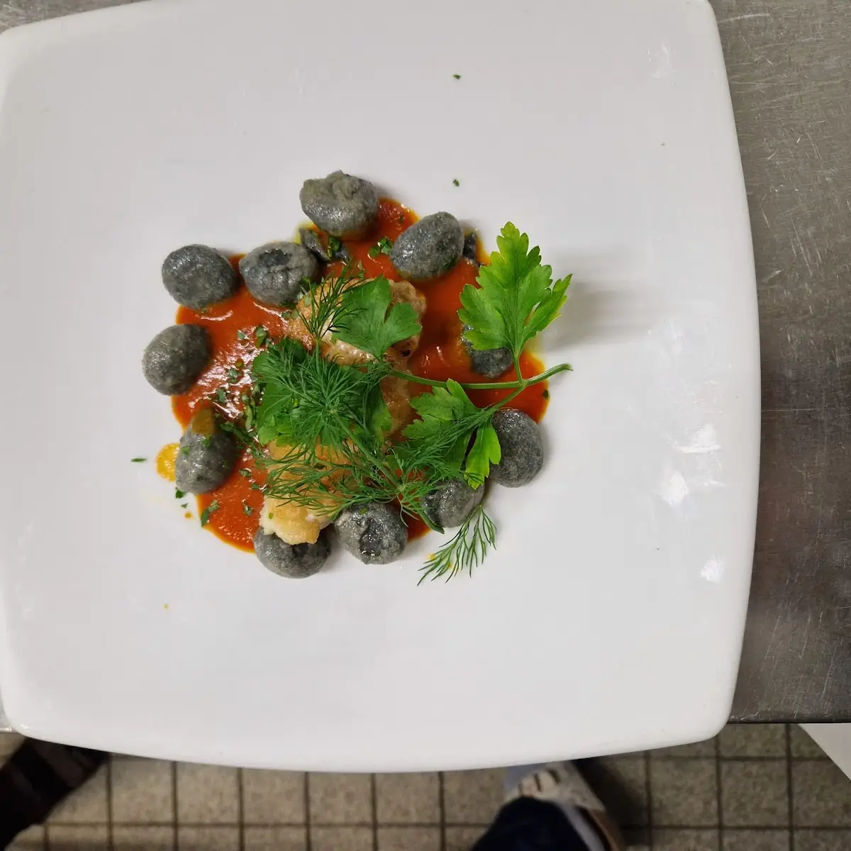 Seteufelfilet Auf Sepiagnocchi Tomatenjus