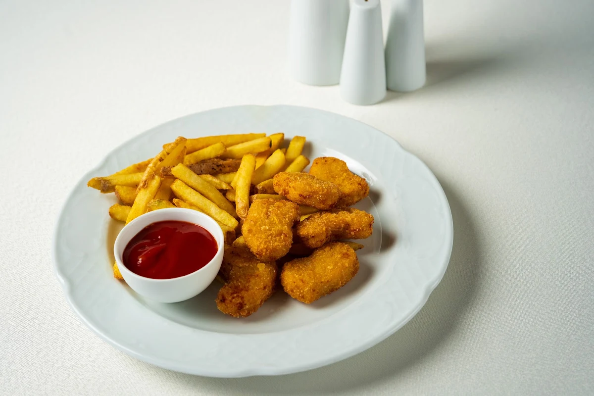 Fischstäbchen Mit Pommes Frites Und Ketchup Fish Fingers With Fries And Ketchup