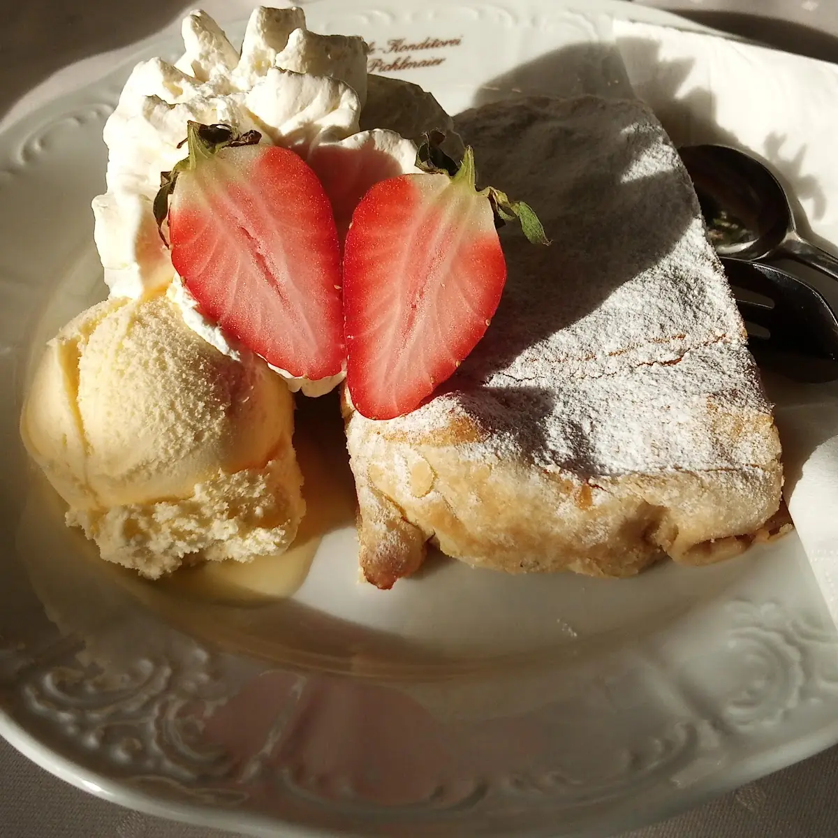 Apfelstrudel Mit Eis Und Schlagsahne