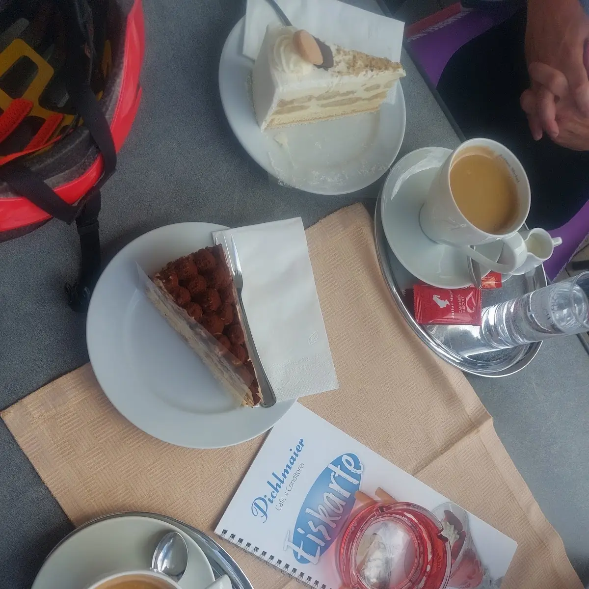 Kaffee Mit Malakoff- Und Tiramizukuchen