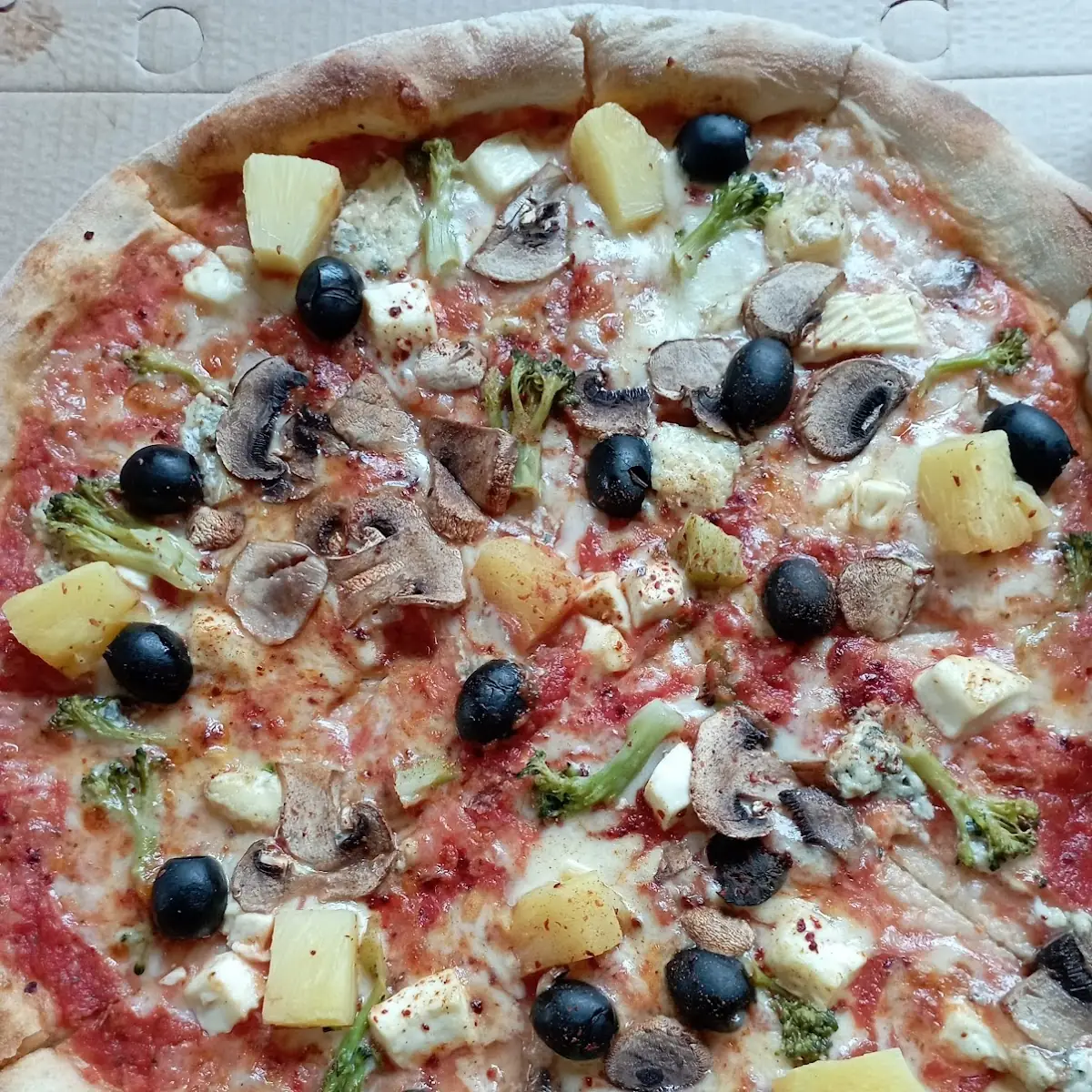 Pizza Quattro Fornaggi Mis Ananas Brocoli Chilli Champinons Und Oliven