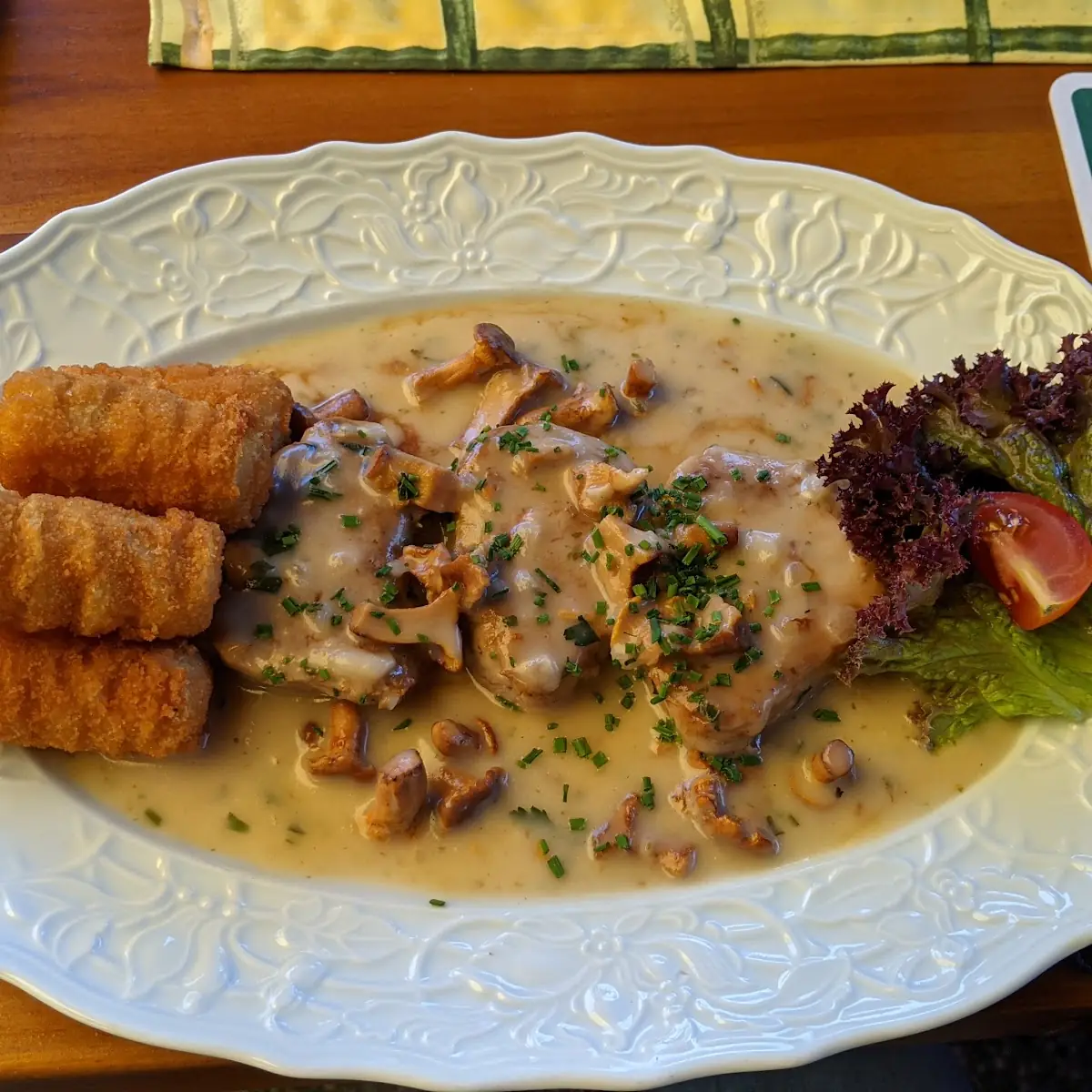 Schweinelenden Mit Eierschwammerl U Kroketten