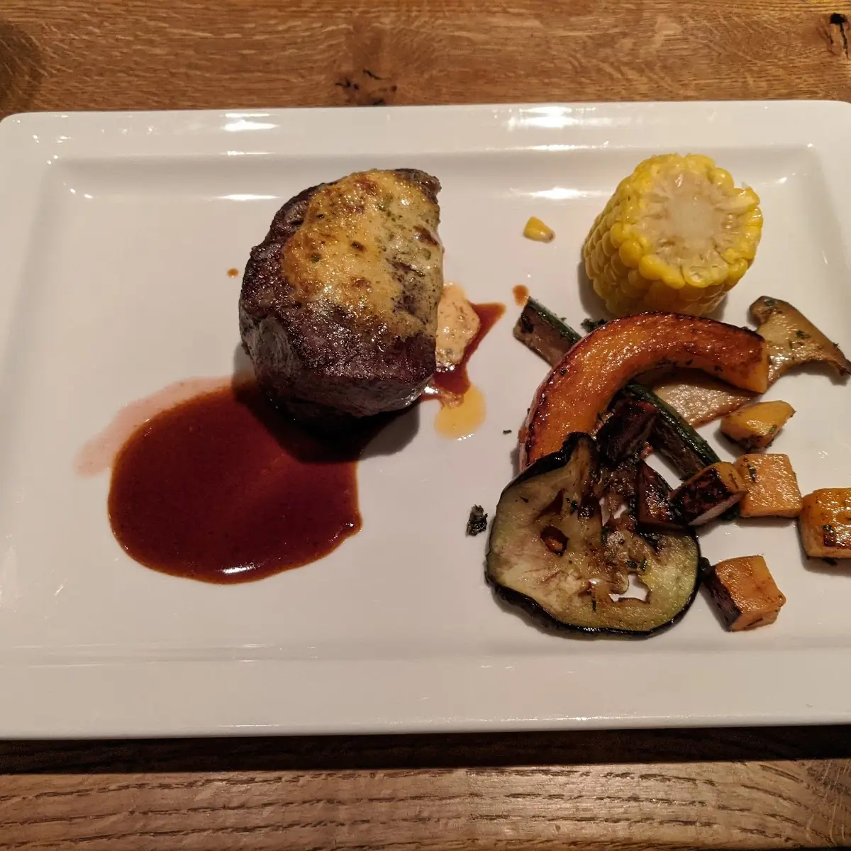 Rinderfiletsteak Mit Gemüse Und Steakpommes
