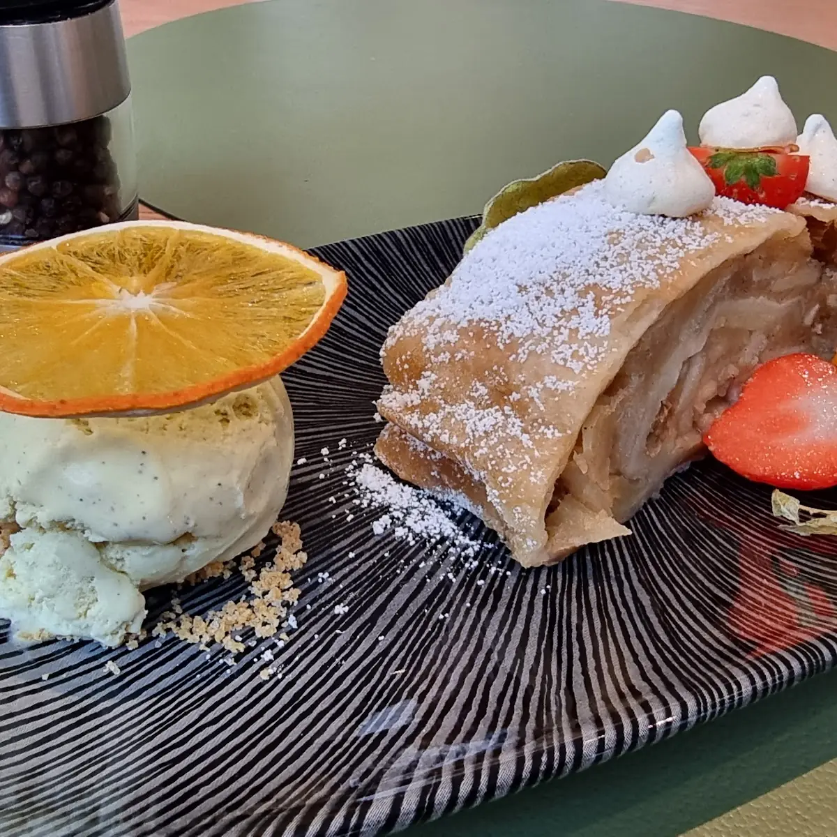 Apfelstrudel Mit Vanilleeis Oder Vanille Sauce With Vanilla Ice Cream