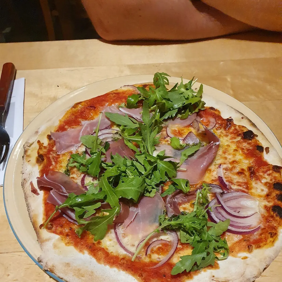 Pizza Rucola Zwiebel Schinken