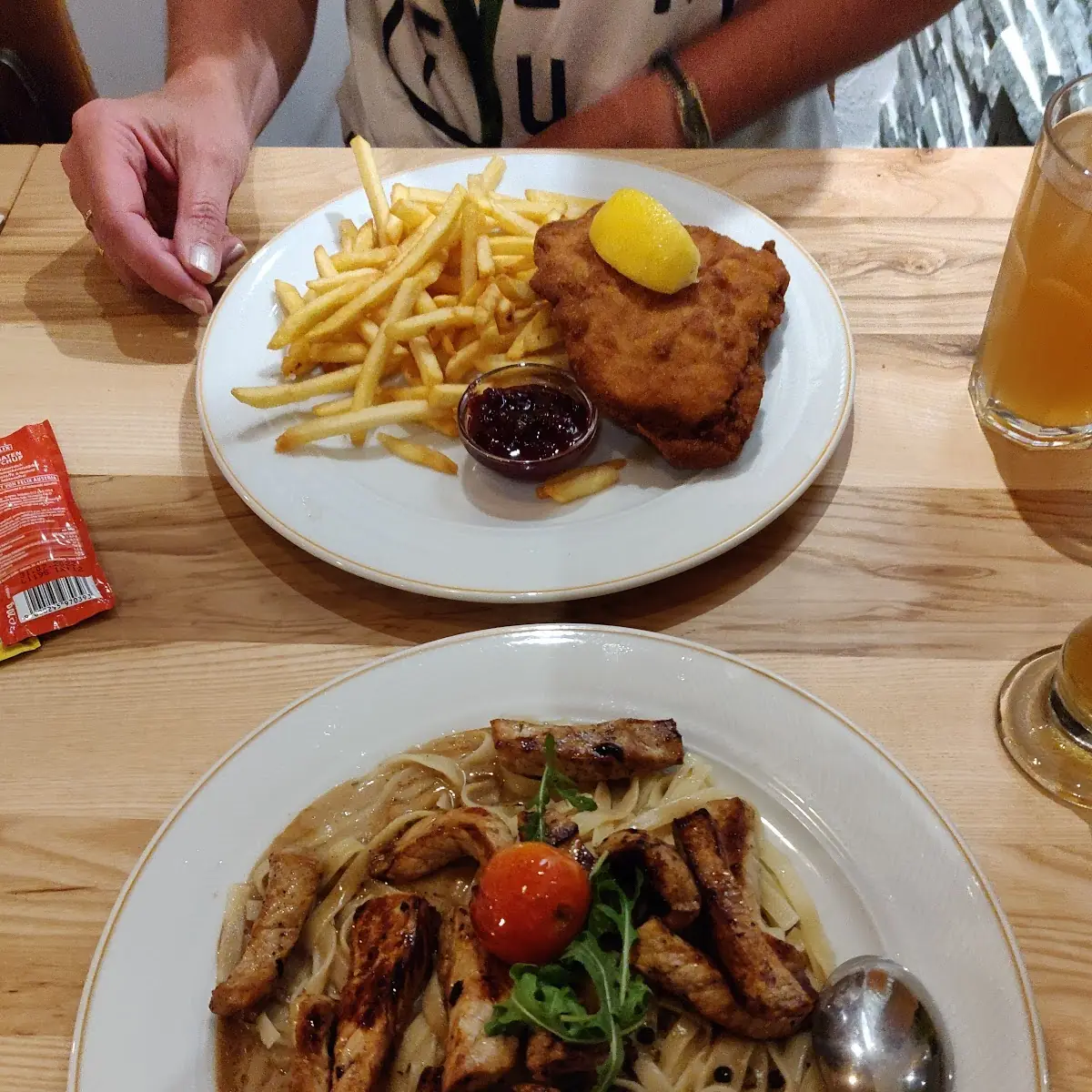 Schweinefleischstreifen Van De Grill Met Tagliatelle Met Peperroomsaus