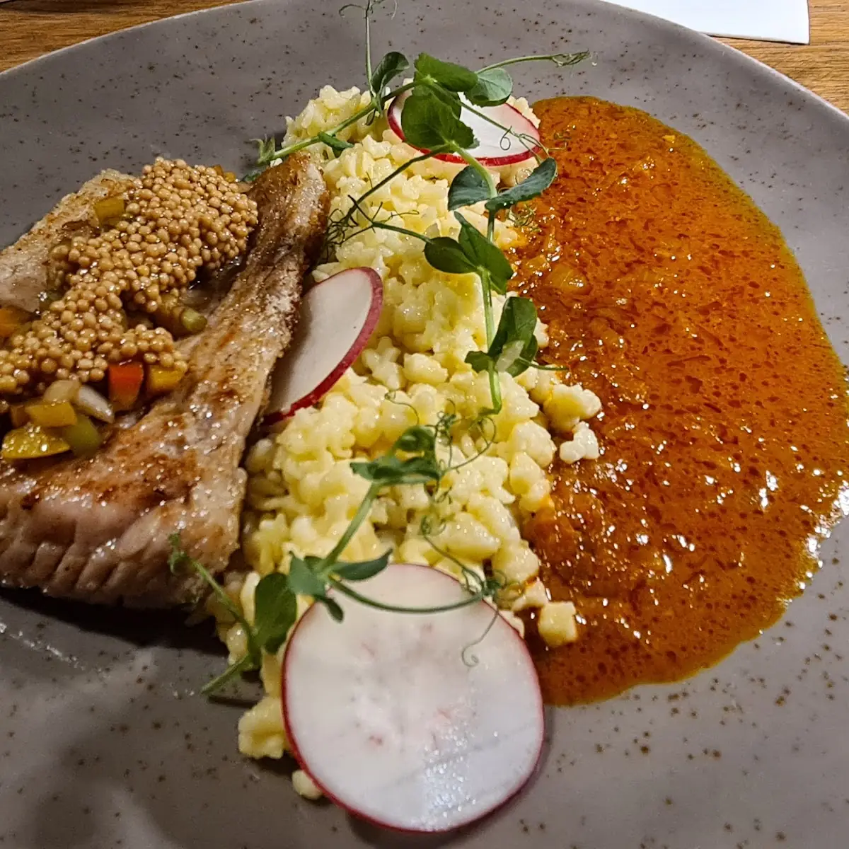Demeter-karpfen Vom Biofisch Mit Paprika Und Eiergraupen