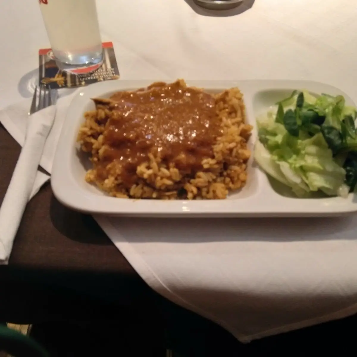 Reisfleisch Mit Grünem Salat