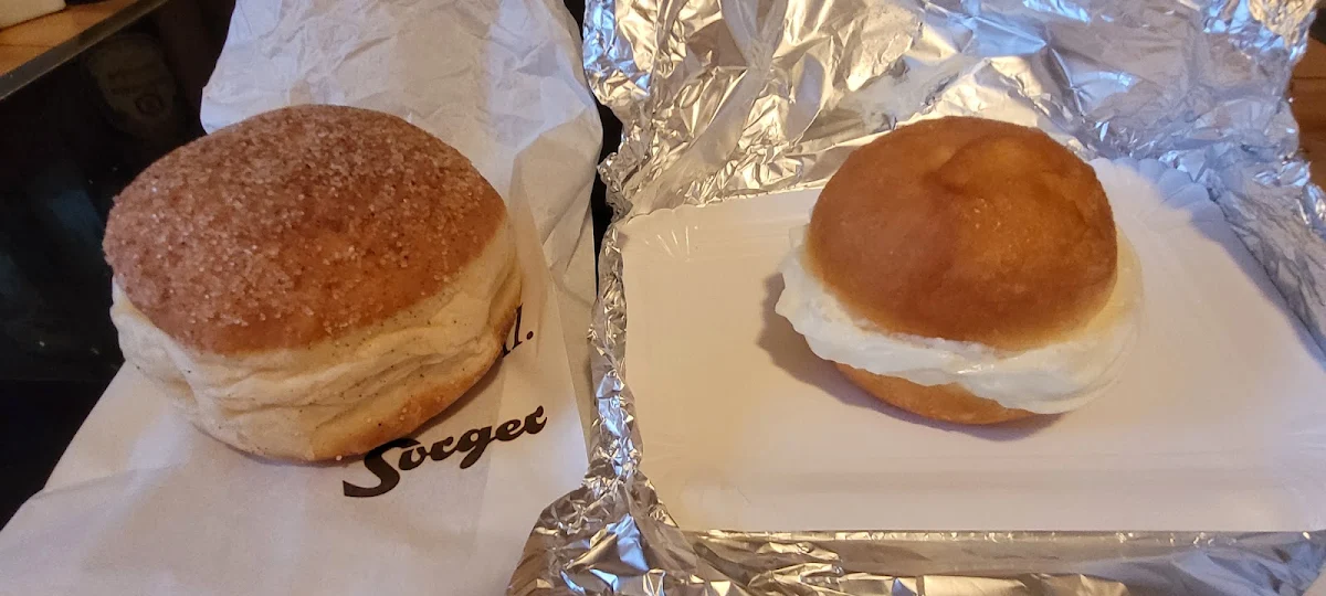 Links Ein Sorger Zimtkrapfen Rechts Ein Pirkofs Vanillekrapfen