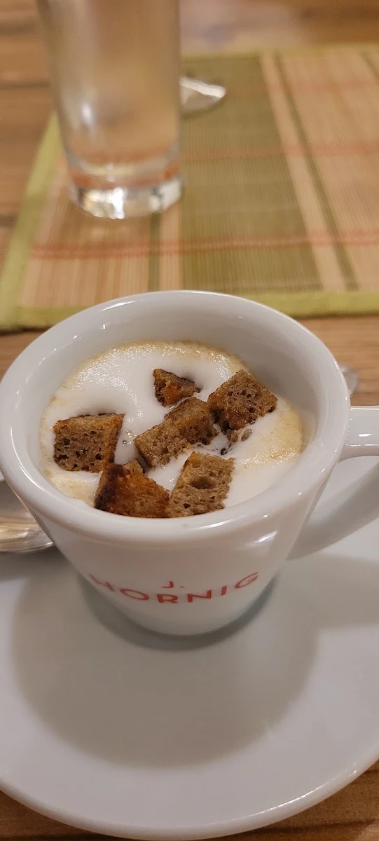 Wildsuppe Milchschaum Mit Schwarzbrotwürfeln In Einer Espressotasse