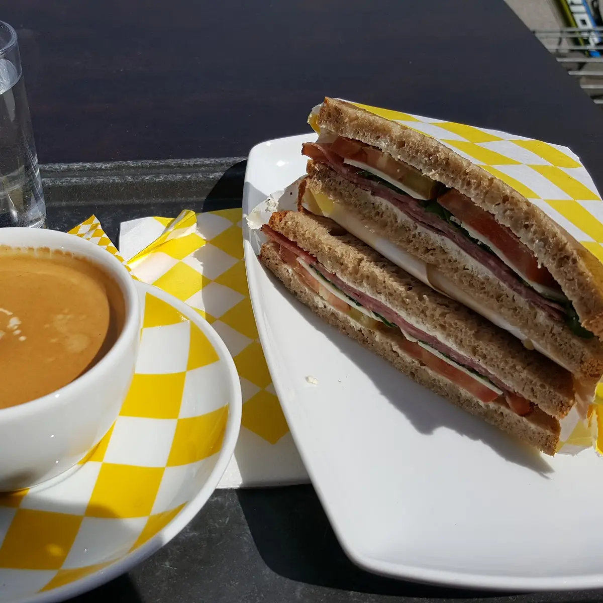 Dreieck Sandwiches & Großer Brauner