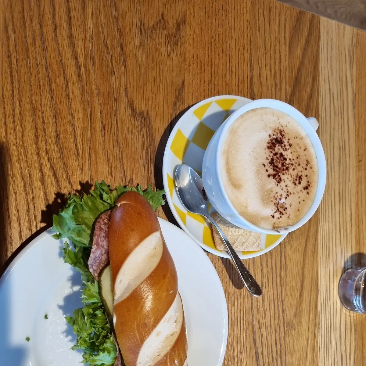 Laugenstange Mit Salami Und Cappuccino