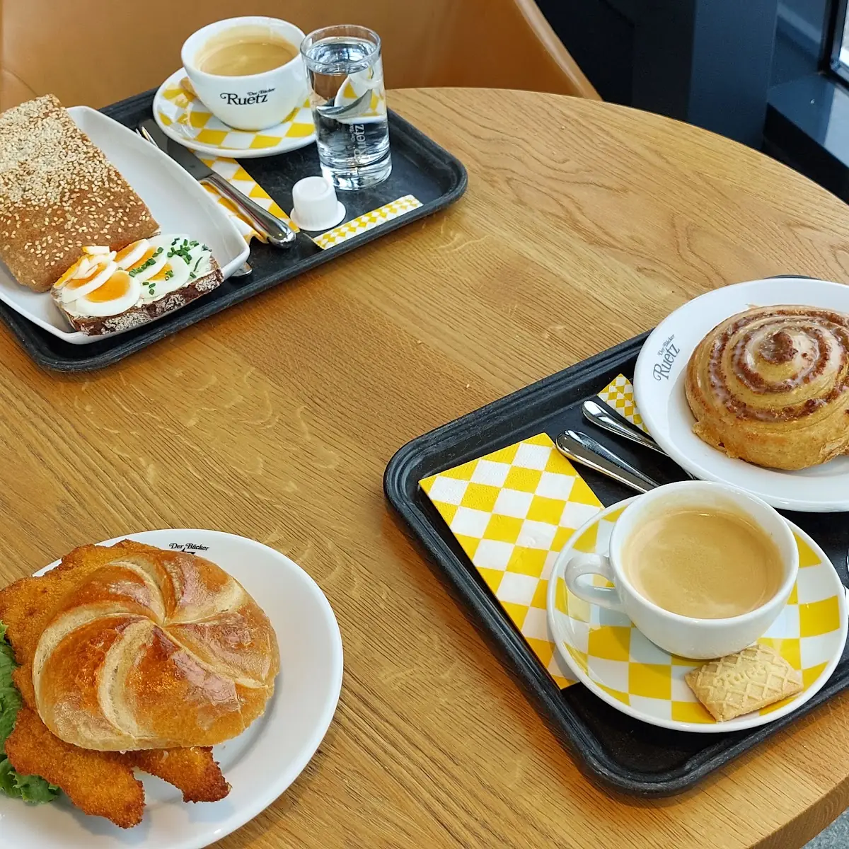 Schnitzelbrötchen Nussschnecke Und Doppelter Brauner