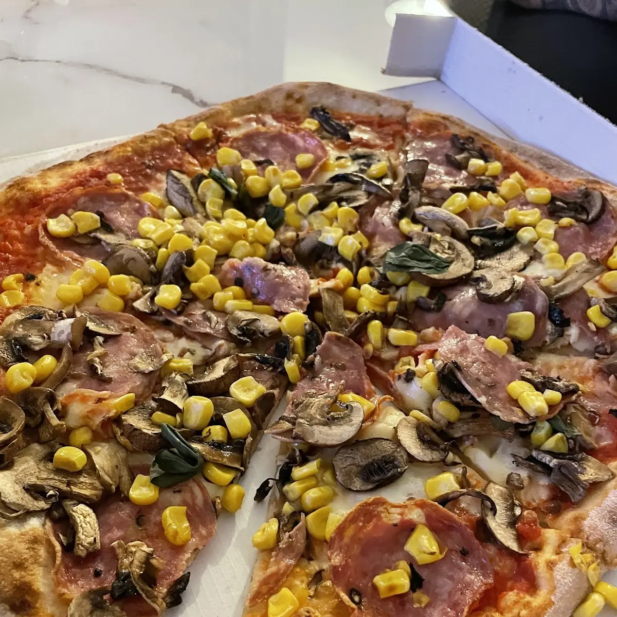 Pizza Prosciutto Mit Mais