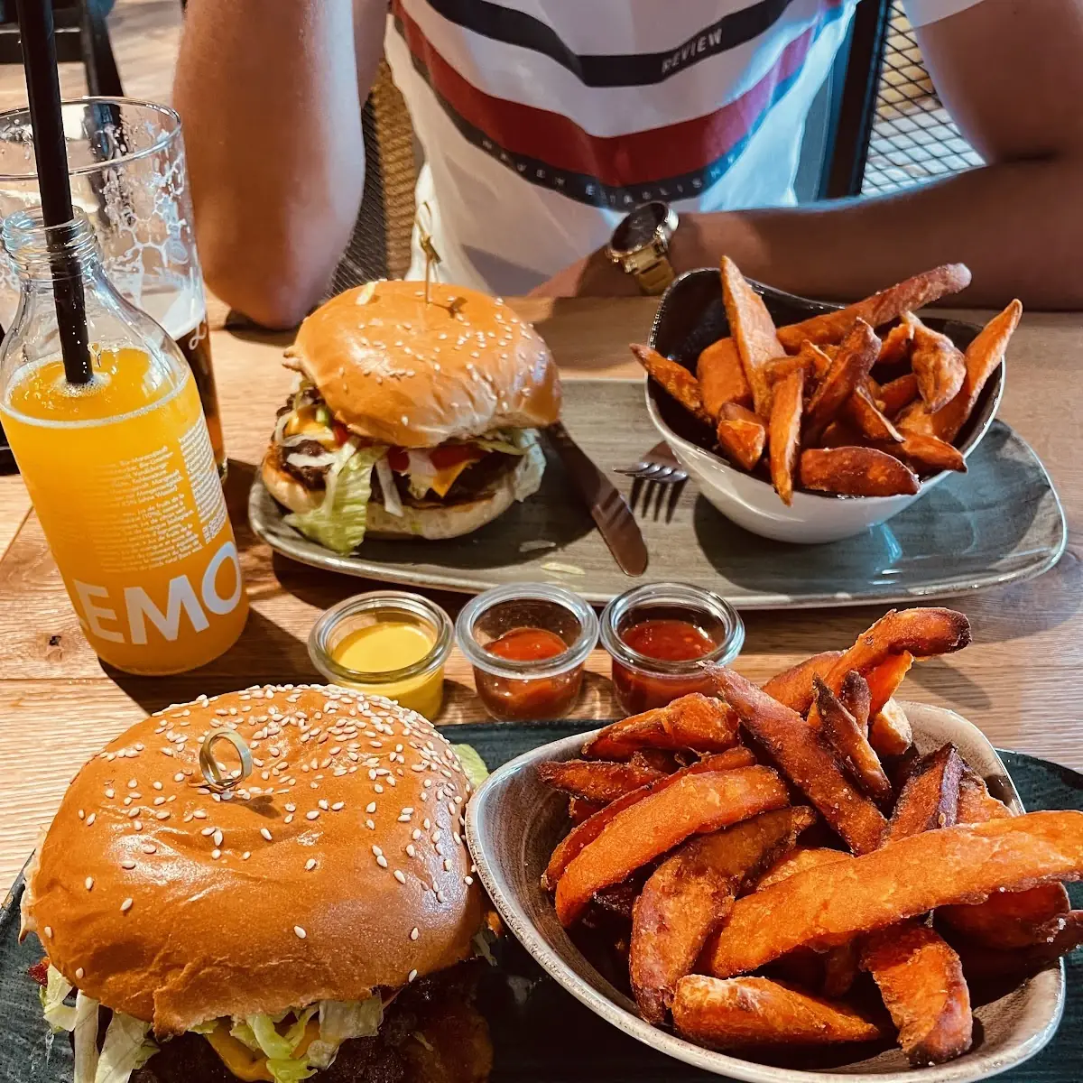 Cheeseburger Mit Süßkartoffel-pommes
