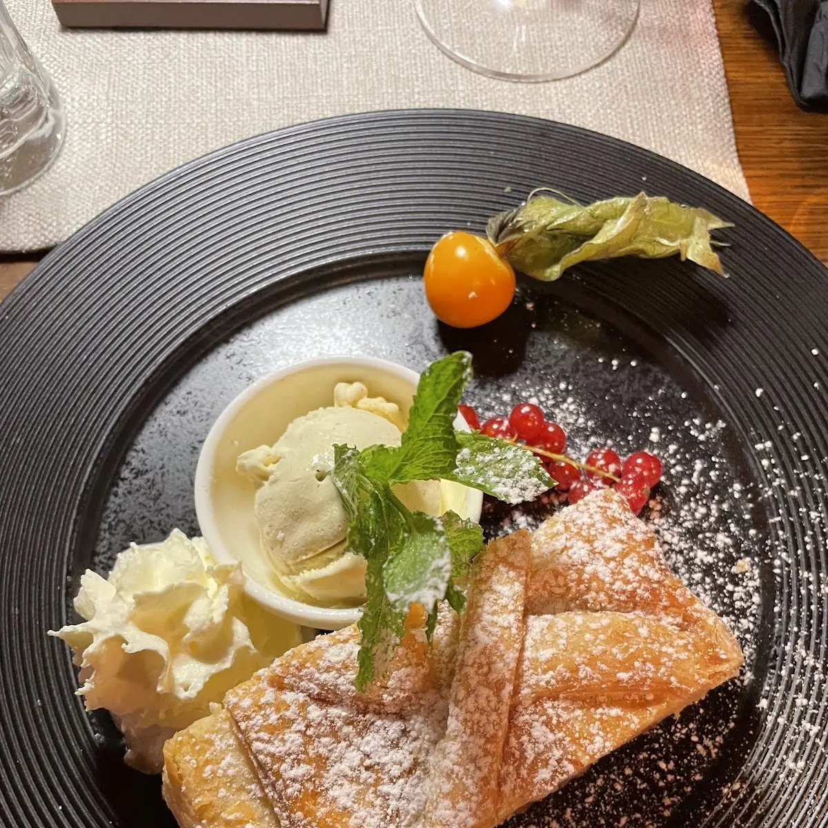 Wärmer Apfelstrudel
