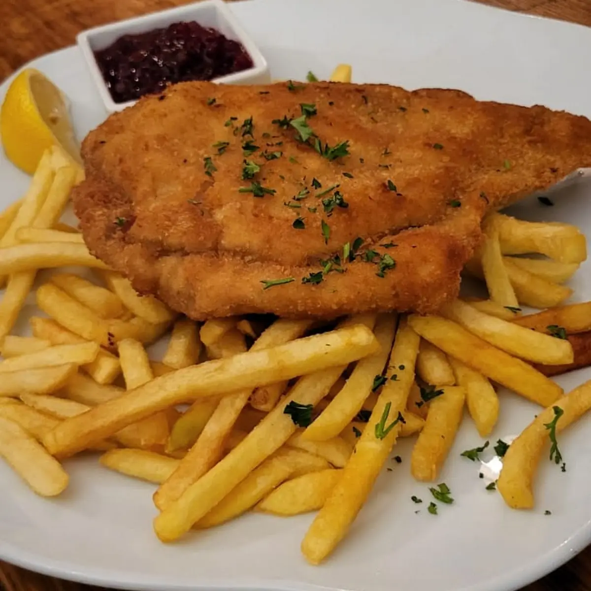 Wiener Schnitzel Vom Schweinerücken Mit Preiselbeeren Und Pommes