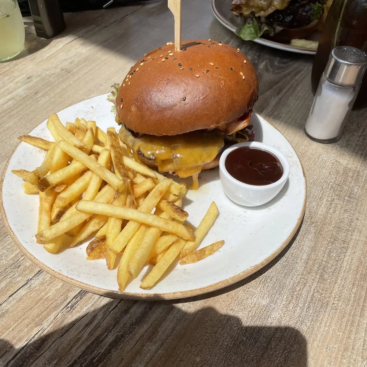 BBQ Burger Mit Pommes